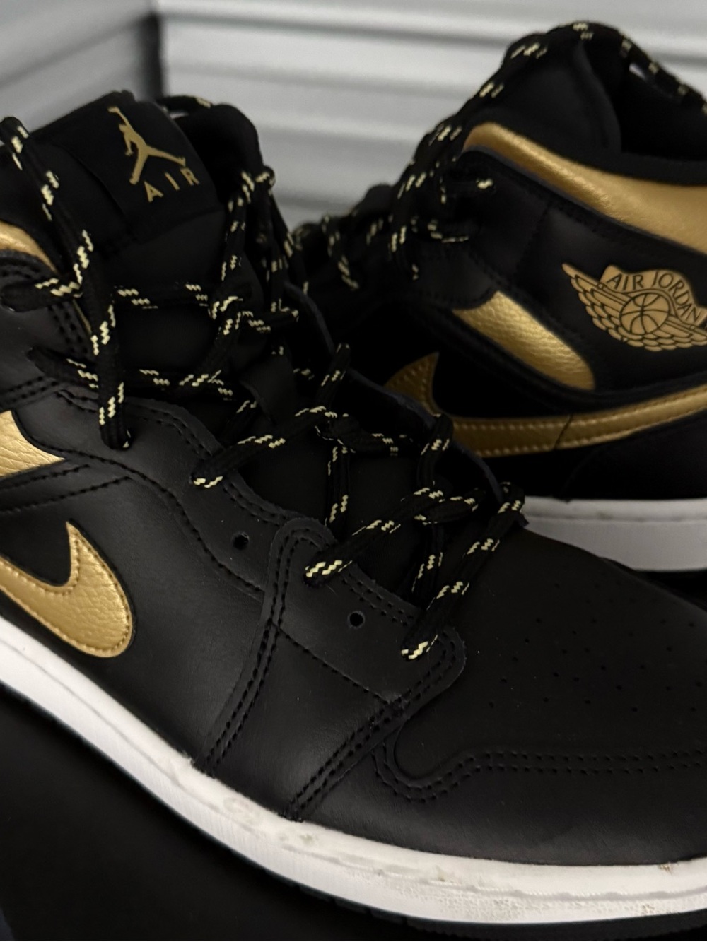 AIR JORDAN 1 MID
BLACK/METALLIC GOLD-WHITE